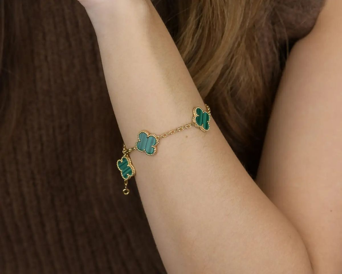 Lắc đeo tay cỏ 4 lá xanh Van Cleef Arpels Vintage Alhambra 5 Motifs Bracelet Yellow Gold Malachite VCARL80900 3