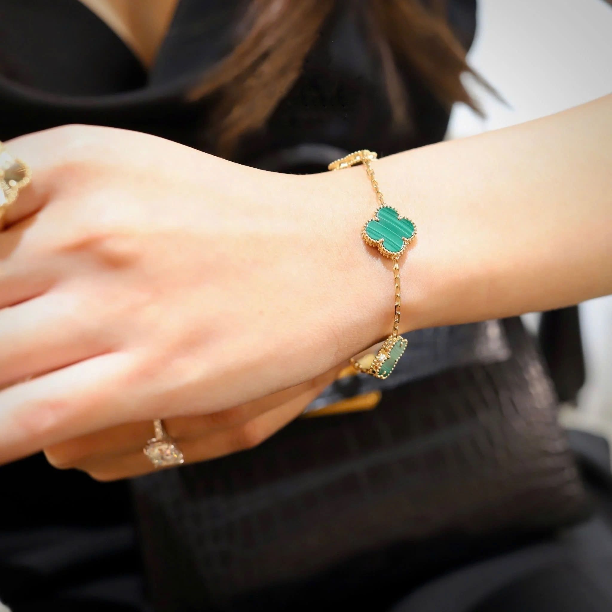 Lắc đeo tay cỏ 4 lá xanh Van Cleef Arpels Vintage Alhambra 5 Motifs Bracelet Yellow Gold Malachite VCARL80900 1