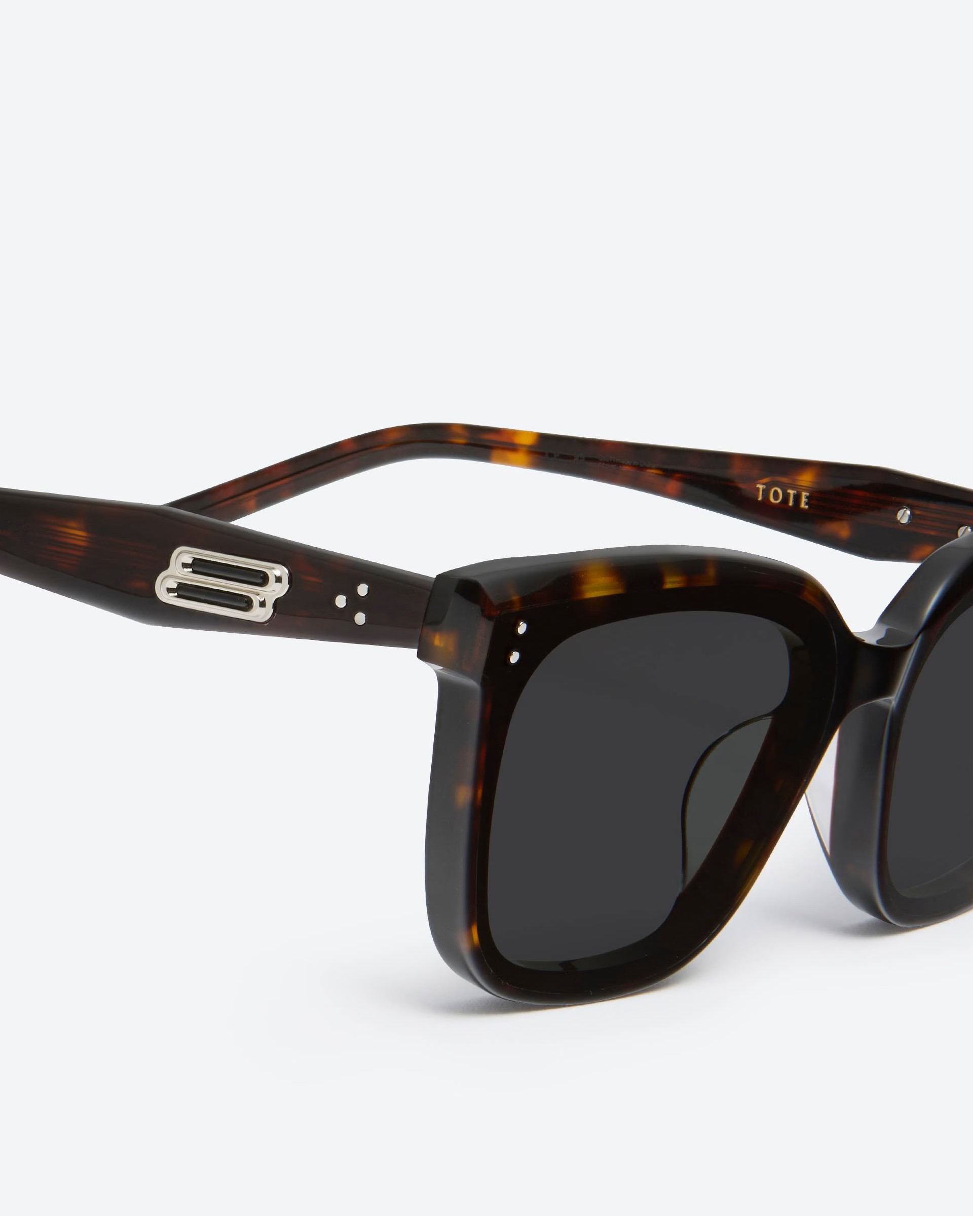 KÍNH MÁT GENTLE MONSTER TOTE T1 BLACK LENSES TORTOISESHELL ACETATE FRAME 2