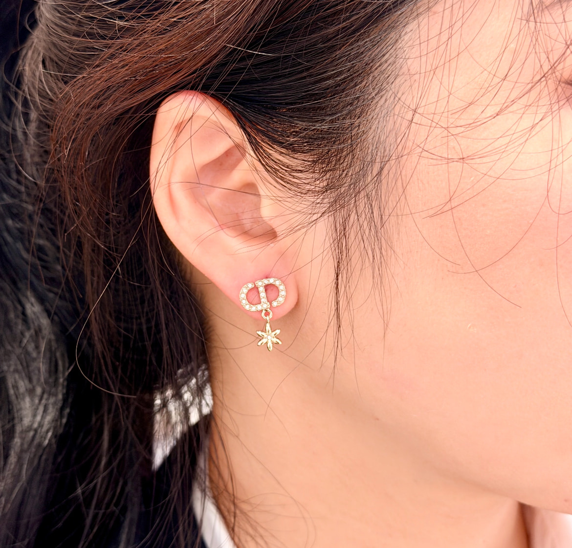Hoa tai Dior Petit CD Daisy Earrings Pale Gold-Finish Metal White Resin Pearl 3