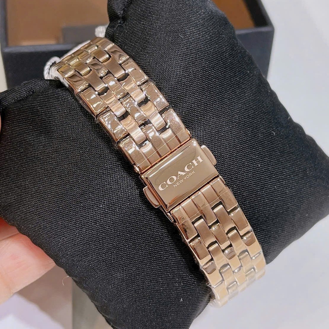 Đồng hồ đeo tay nữ Coach Elliot Silver Rose Gold-Toned Stainless Steel Bracelet Watch 14504285 1