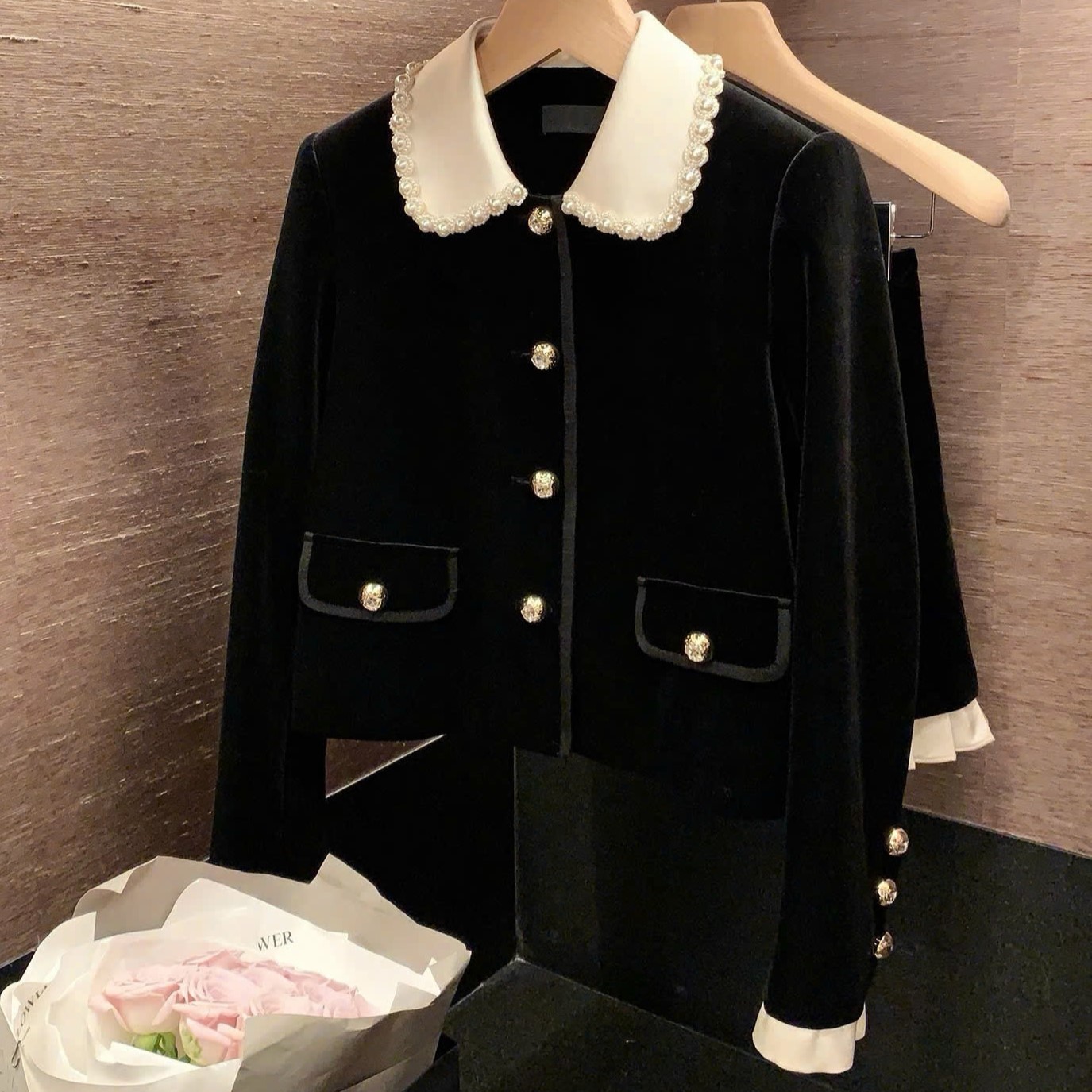 Combo đen viền trắng nhung áo váy Chanel 1