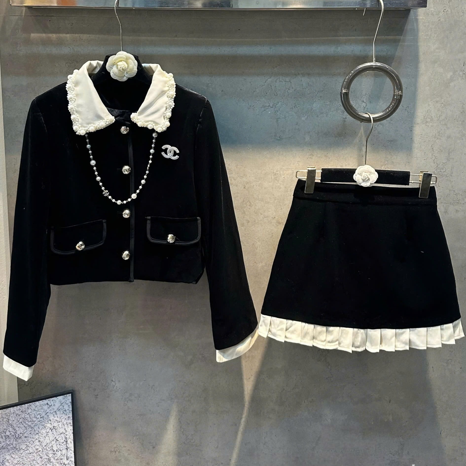 Combo đen viền trắng nhung áo váy Chanel 5