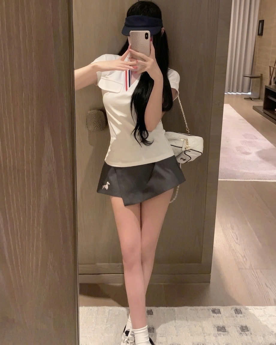 Combo áo thun trắng xanh đen tay ngắn váy ngắn xếp ly Thom Browne 1