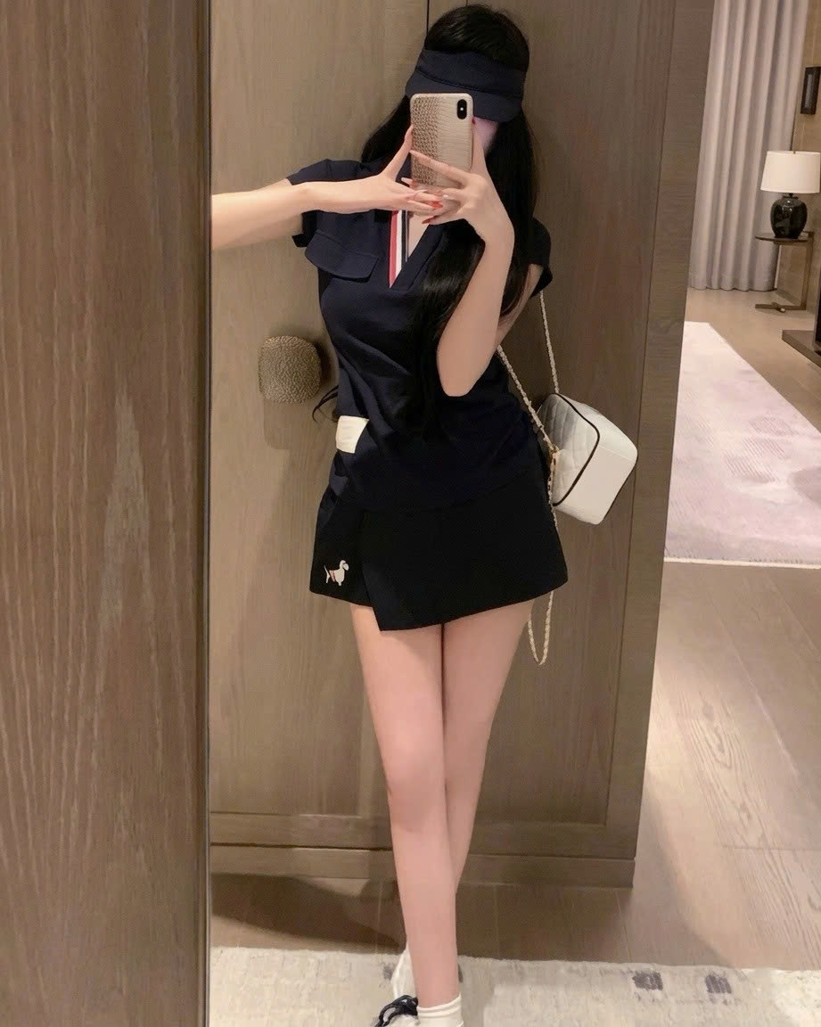 Combo áo thun trắng xanh đen tay ngắn váy ngắn xếp ly Thom Browne 11