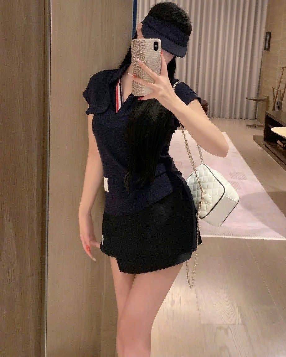 Combo áo thun trắng xanh đen tay ngắn váy ngắn xếp ly Thom Browne 12