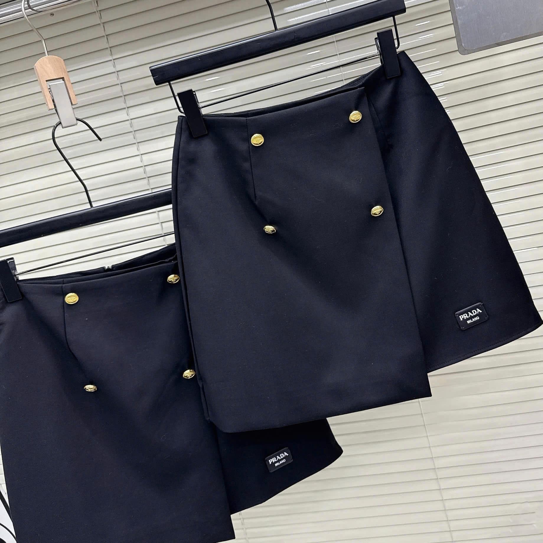 Váy ngắn nữ nút vàng vạt chéo Prada 3