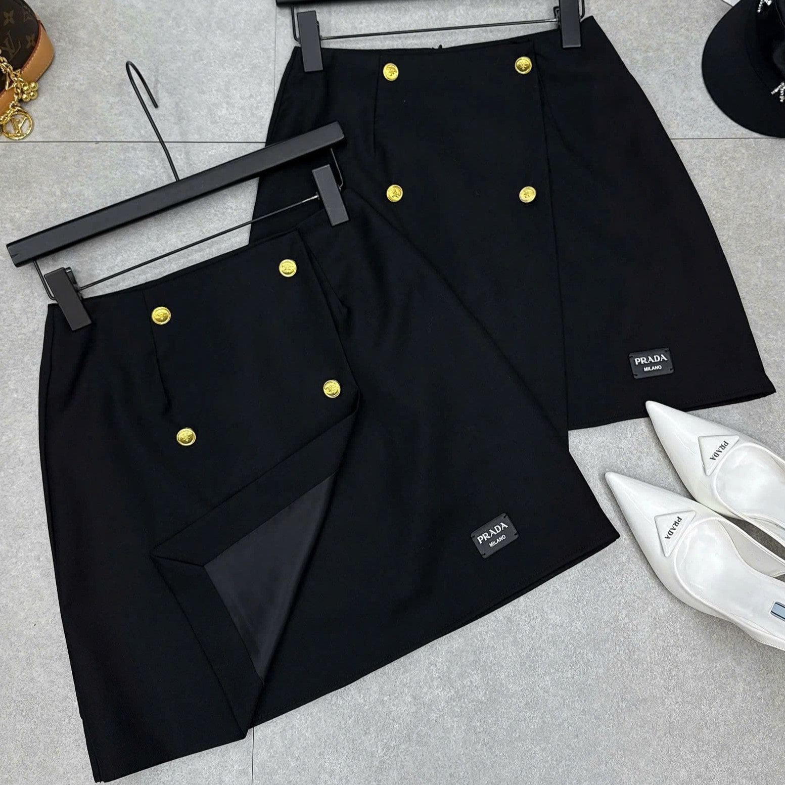 Váy ngắn nữ nút vàng vạt chéo Prada 5