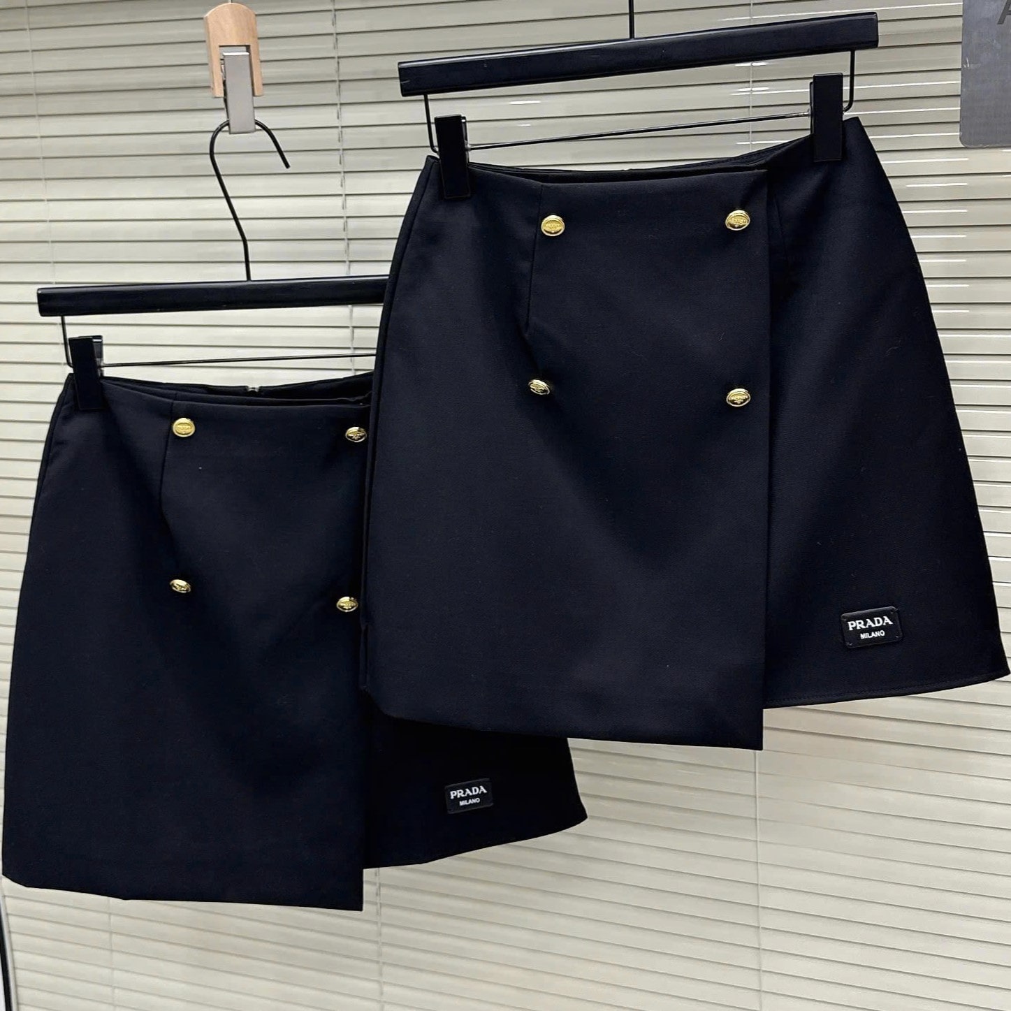 Váy ngắn nữ nút vàng vạt chéo Prada 6