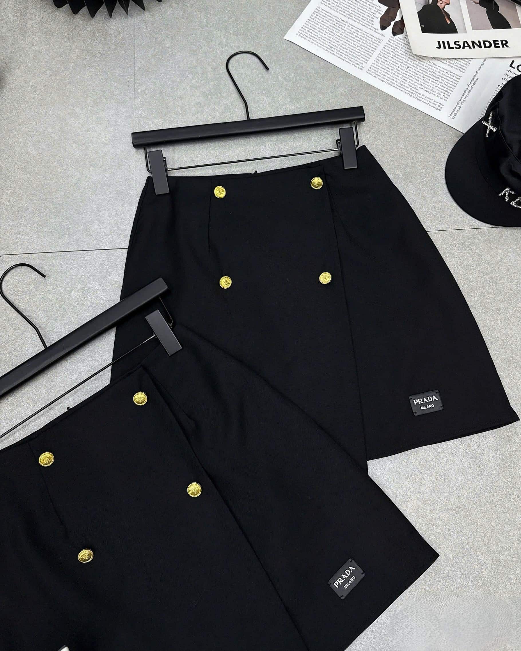 Váy ngắn nữ nút vàng vạt chéo Prada 4