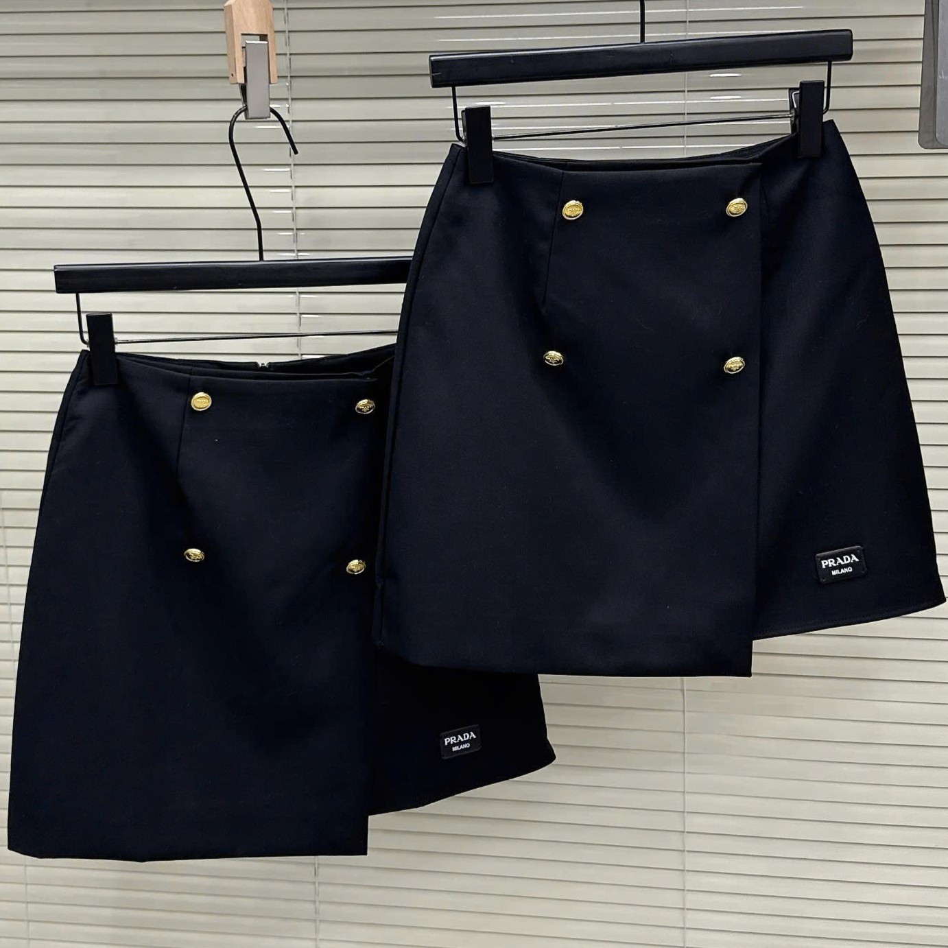 Váy ngắn nữ nút vàng vạt chéo Prada 10