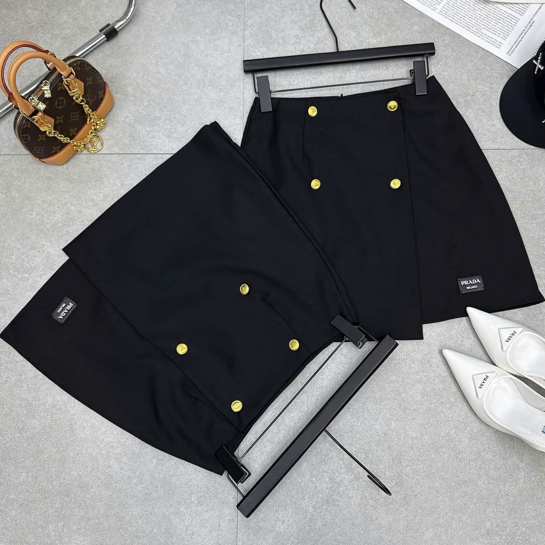 Váy ngắn nữ nút vàng vạt chéo Prada 9