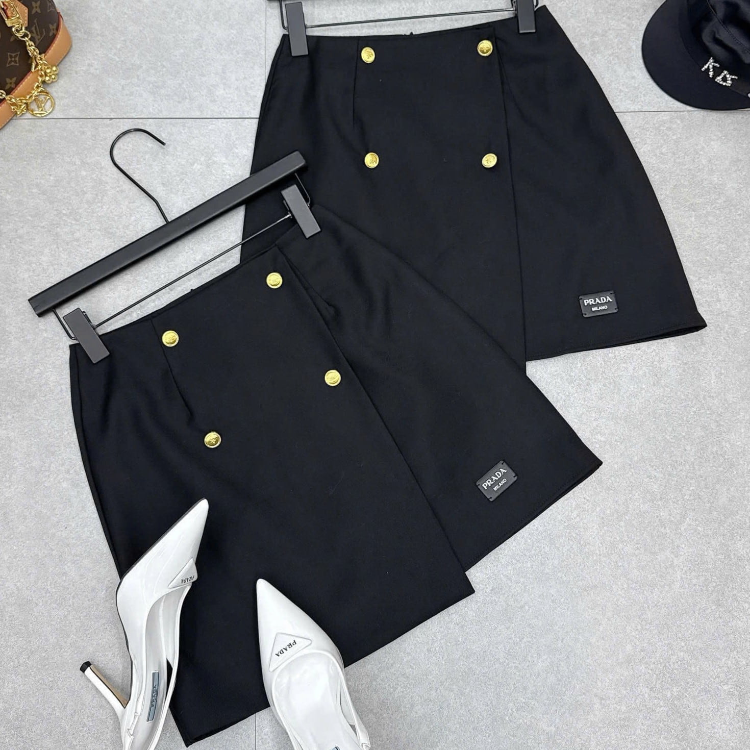 Váy ngắn nữ nút vàng vạt chéo Prada 12