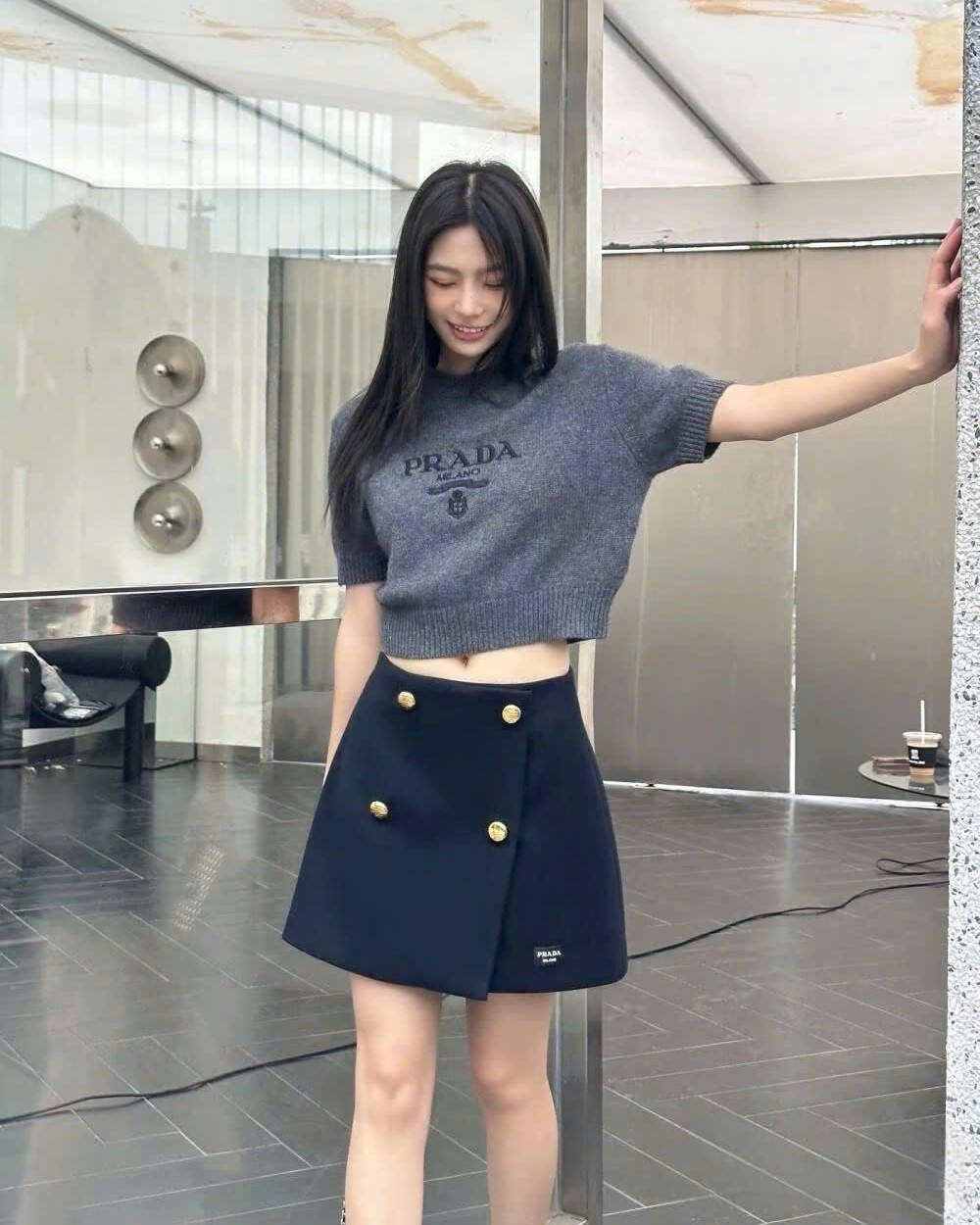 Váy ngắn nữ nút vàng vạt chéo Prada 11