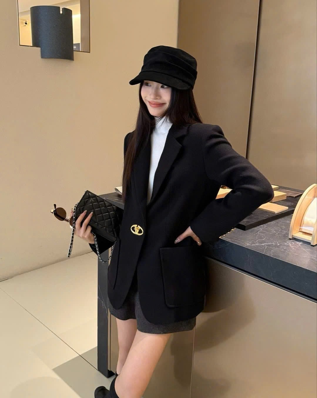 Áo khoác tay dài nữ đen nút vàng dáng dài vừa Valentino 6