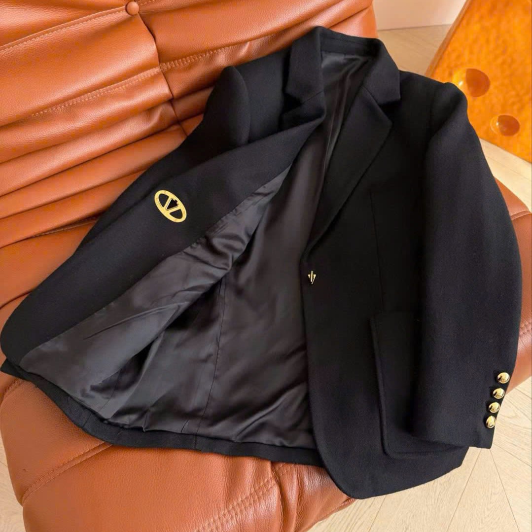 Áo khoác tay dài nữ đen nút vàng dáng dài vừa Valentino 4