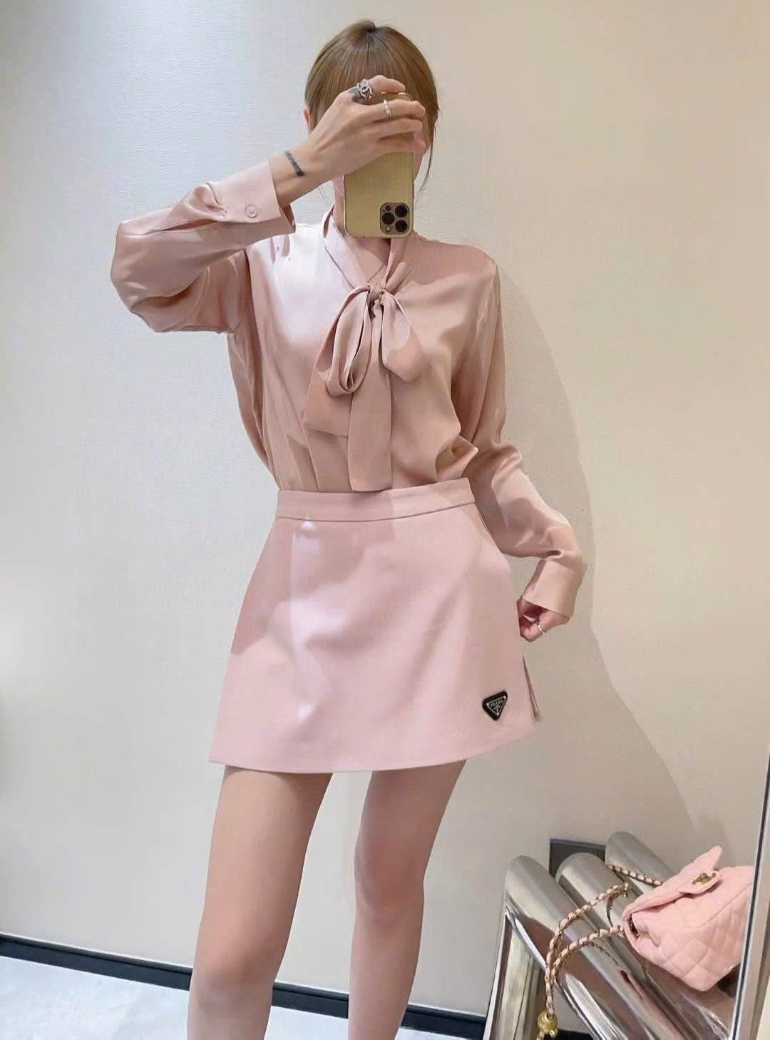 Váy ngắn vạt chéo kem và hồng Prada 2