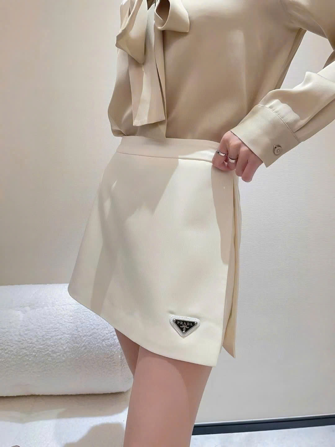 Váy ngắn vạt chéo kem và hồng Prada 3