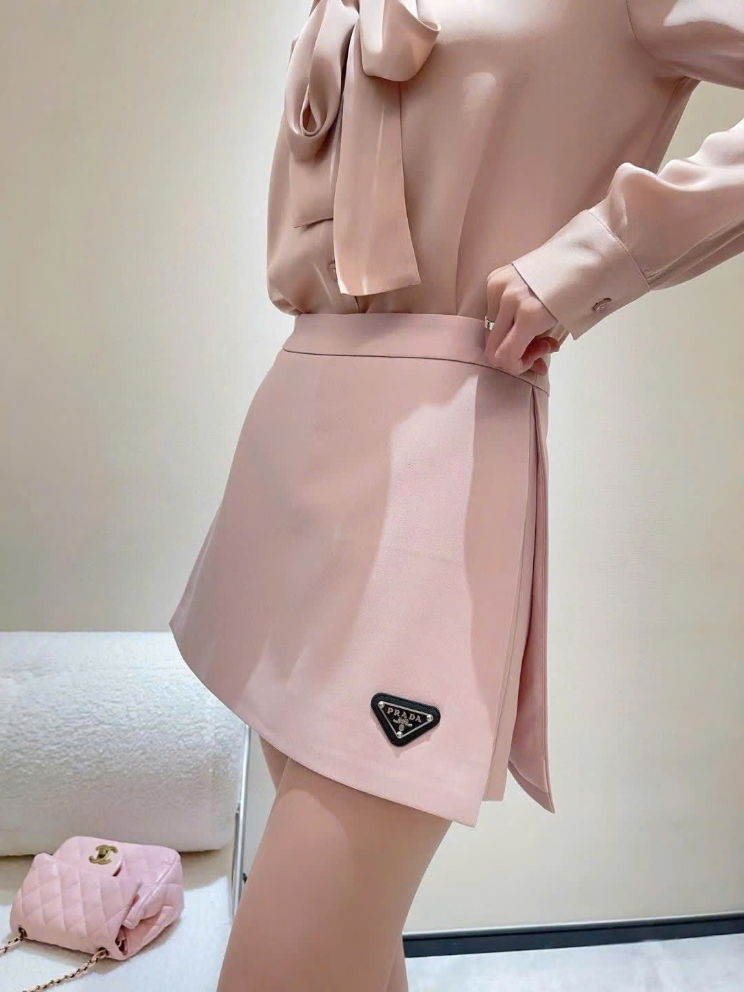 Váy ngắn vạt chéo kem và hồng Prada 4