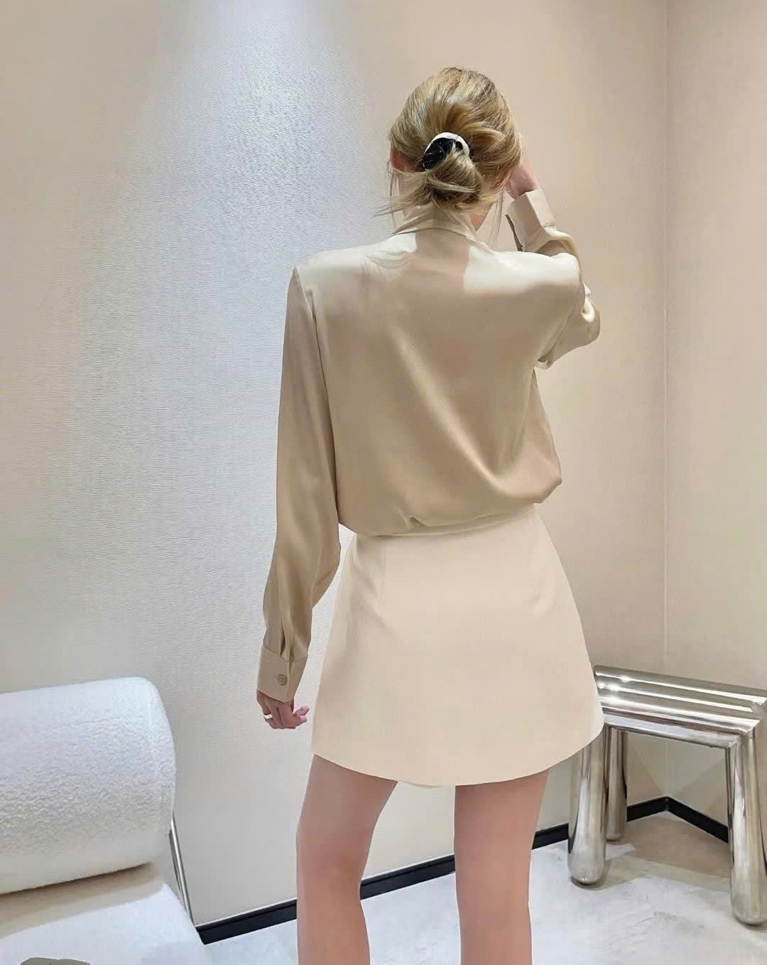 Váy ngắn vạt chéo kem và hồng Prada 5