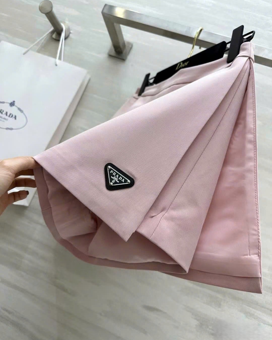 Váy ngắn vạt chéo kem và hồng Prada 1
