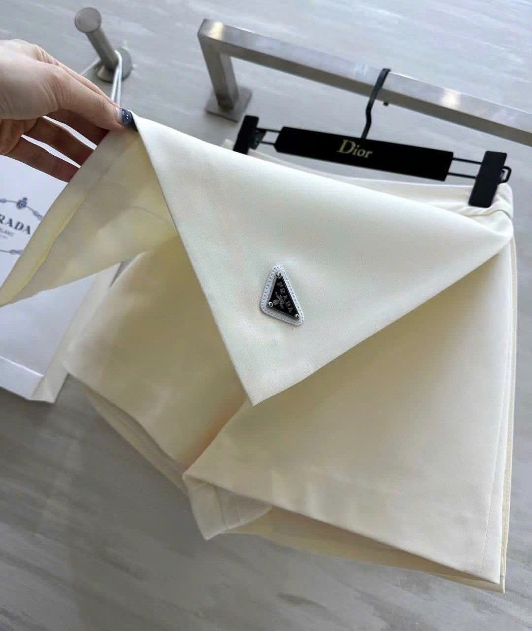 Váy ngắn vạt chéo kem và hồng Prada 7