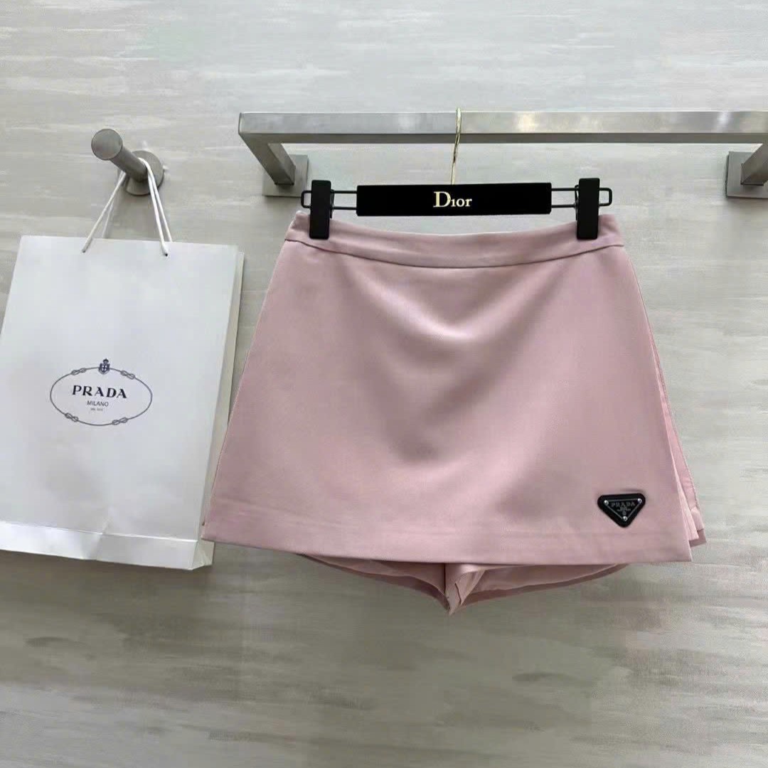 Váy ngắn vạt chéo kem và hồng Prada 8