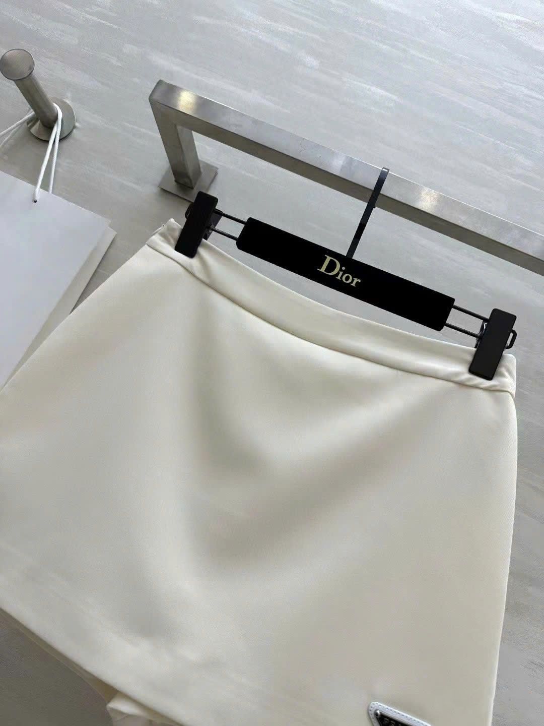 Váy ngắn vạt chéo kem và hồng Prada 6