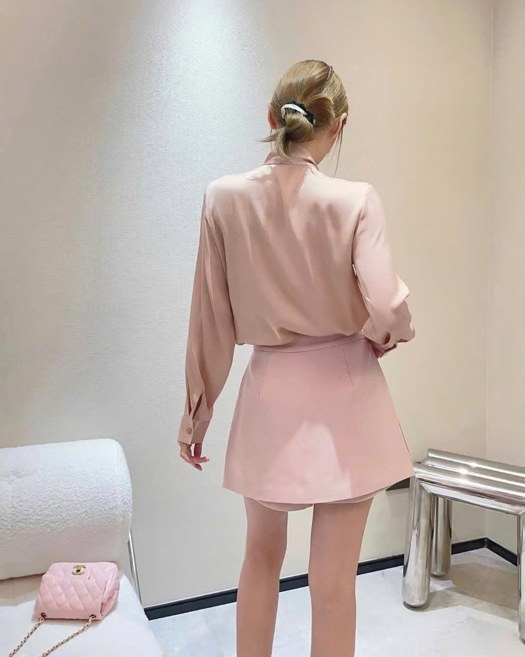Váy ngắn vạt chéo kem và hồng Prada 9