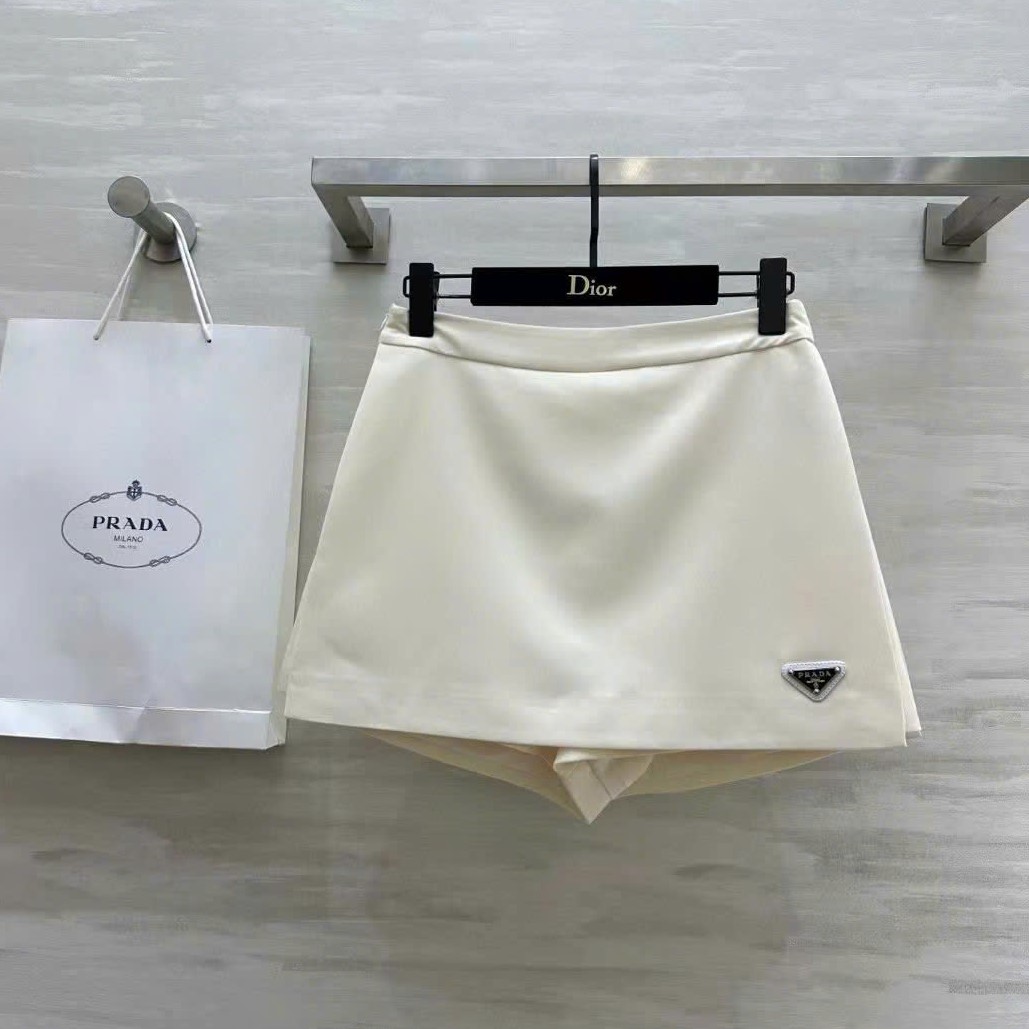 Váy ngắn vạt chéo kem và hồng Prada 11