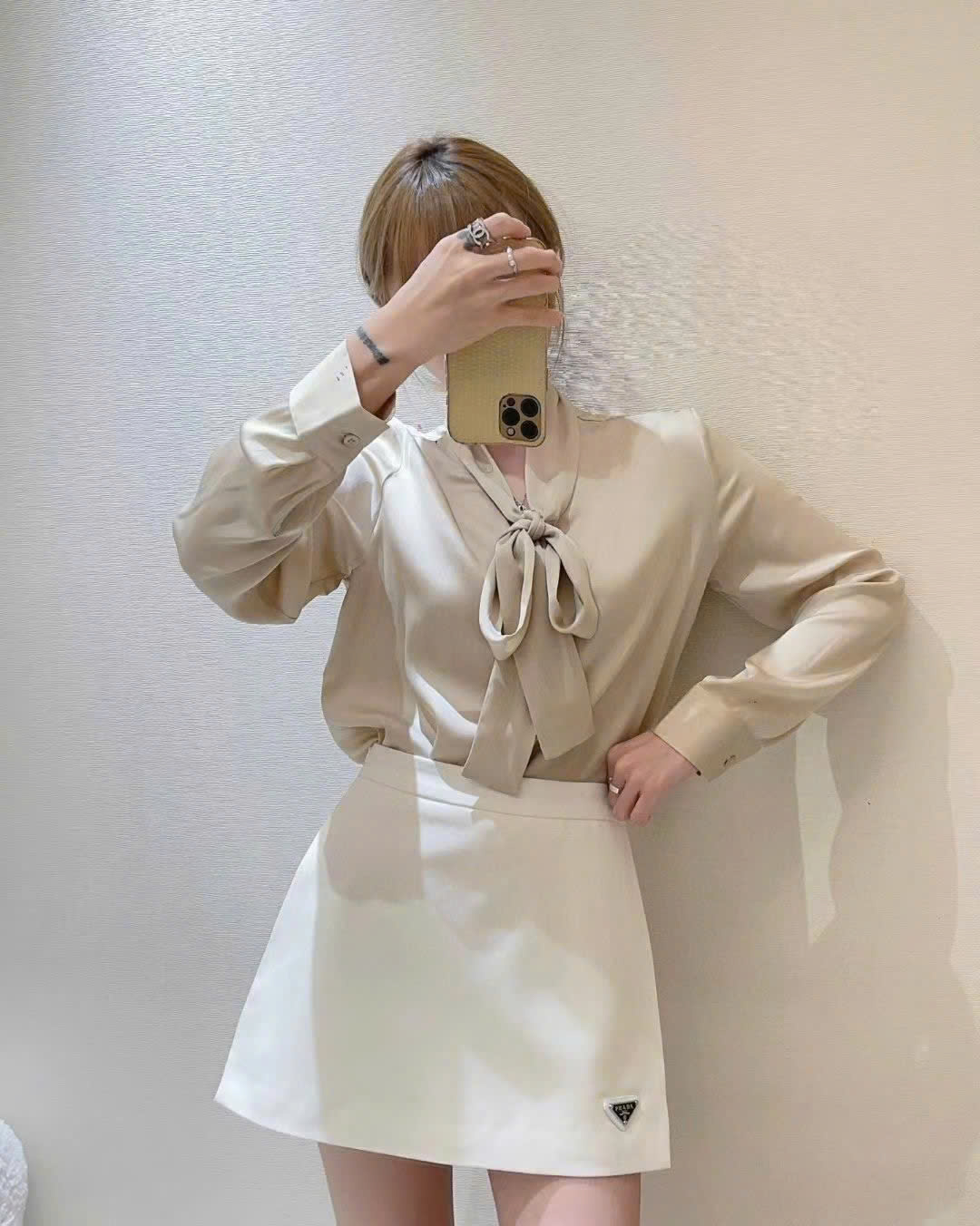 Váy ngắn vạt chéo kem và hồng Prada 13