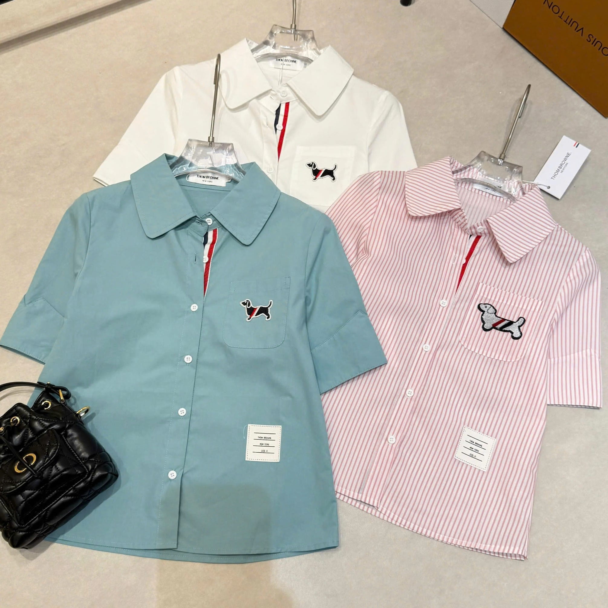 Áo sơ mi nữ nhiều màu Thom Browne họa tiết chó 1