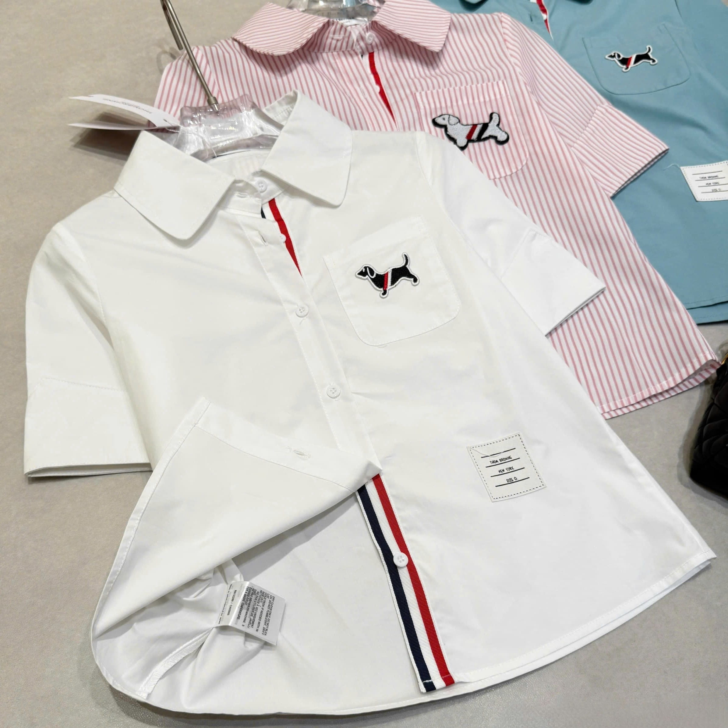Áo sơ mi nữ nhiều màu Thom Browne họa tiết chó 10