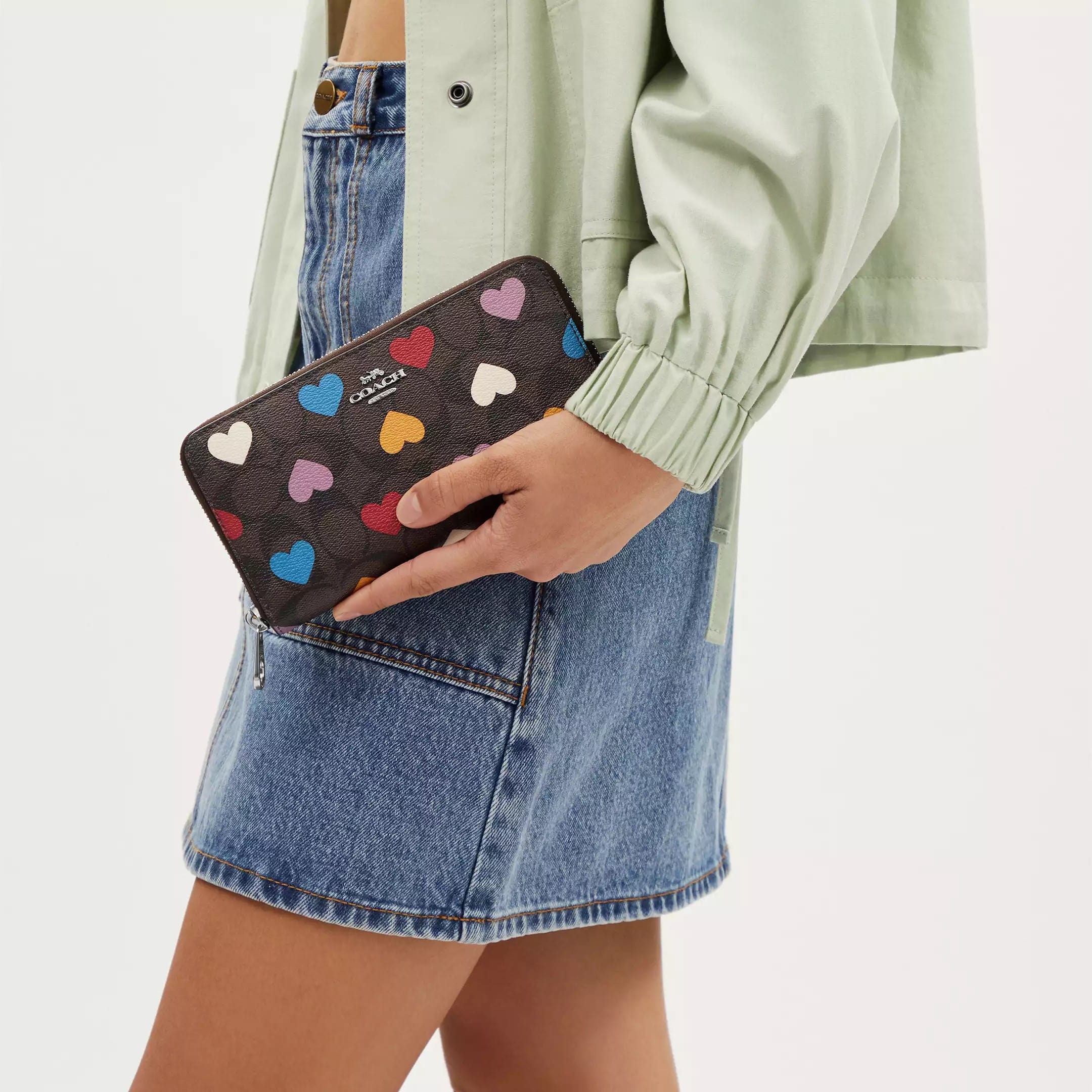 Ví Coach dài nữ Long Zip Around Wallet In Signature Canvas With Heart Print CP411 7