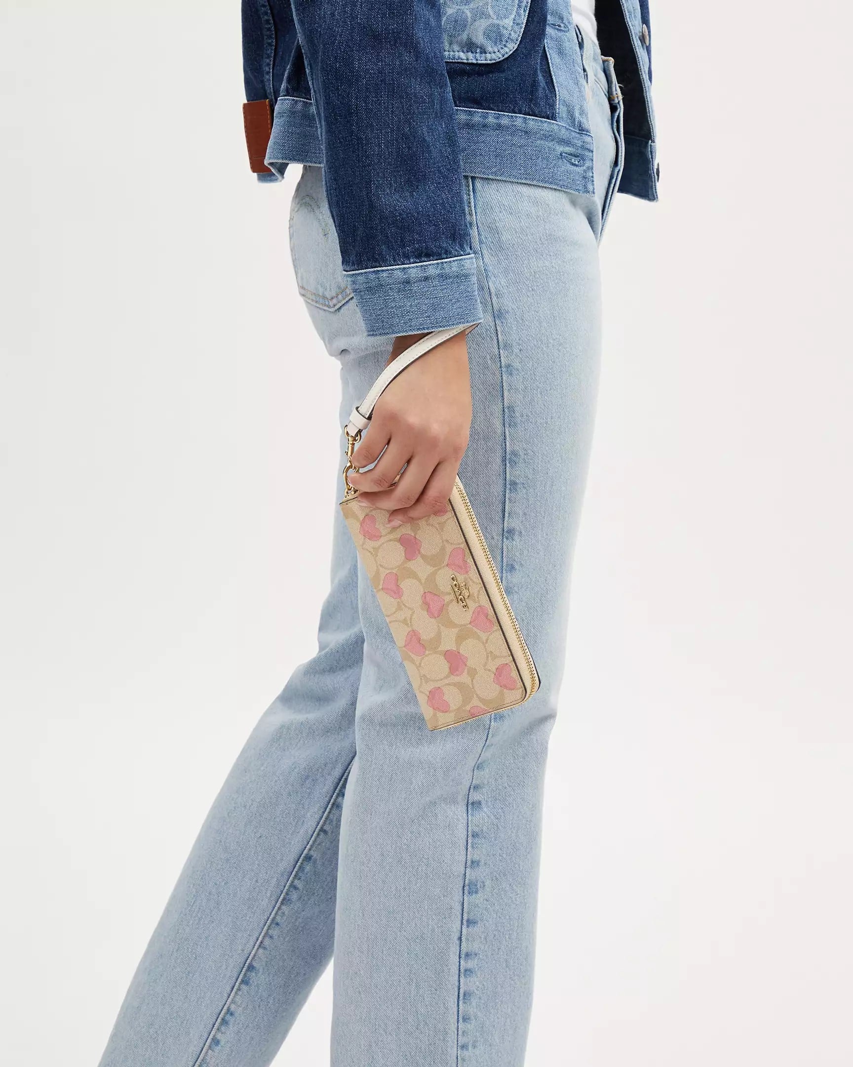 Ví nữ Coach dài Long Zip Around Wallet In Signature Canvas With Heart Print CQ147 3