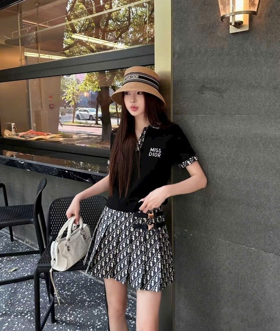 Combo áo thun polo váy xếp ly Dior 2