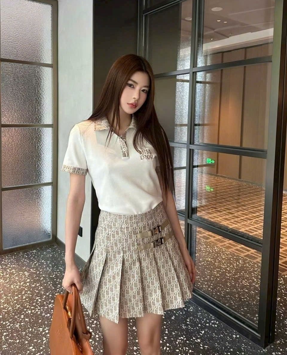 Combo áo thun polo váy xếp ly Dior 1