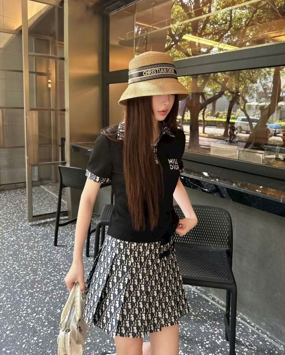 Combo áo thun polo váy xếp ly Dior 6