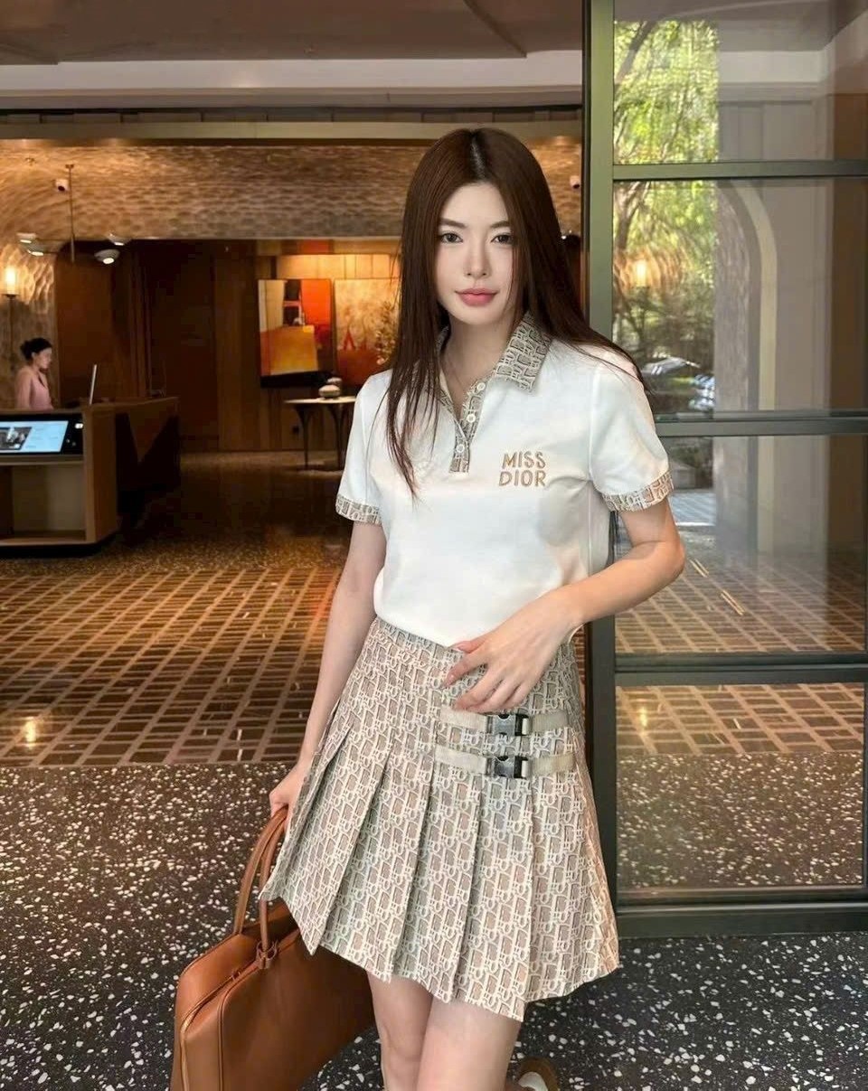 Combo áo thun polo váy xếp ly Dior 8