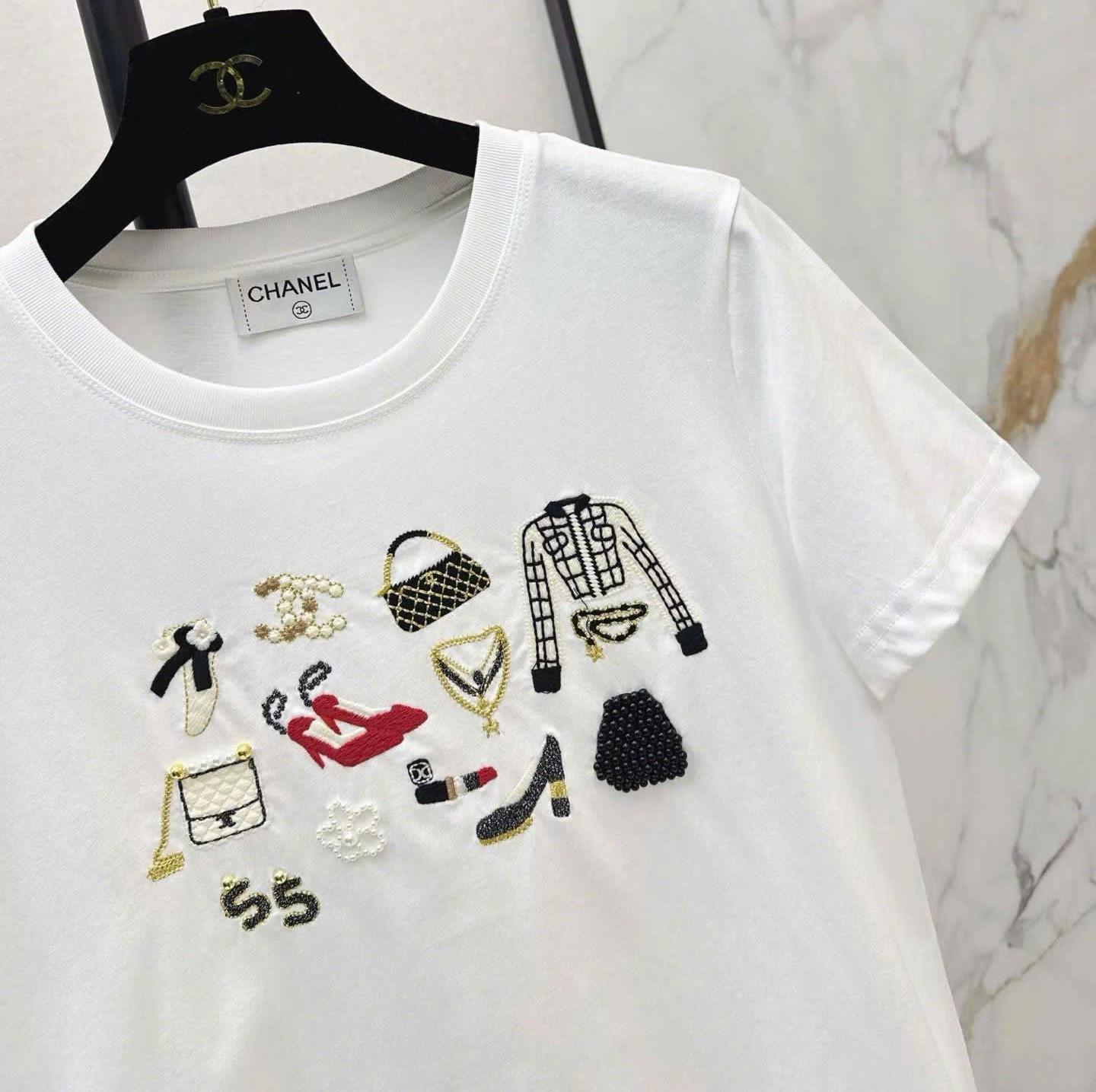 Áo thun nữ thêu nổi họa tiết sticker Chanel 4