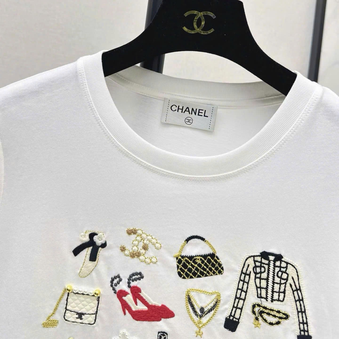 Áo thun nữ thêu nổi họa tiết sticker Chanel 6