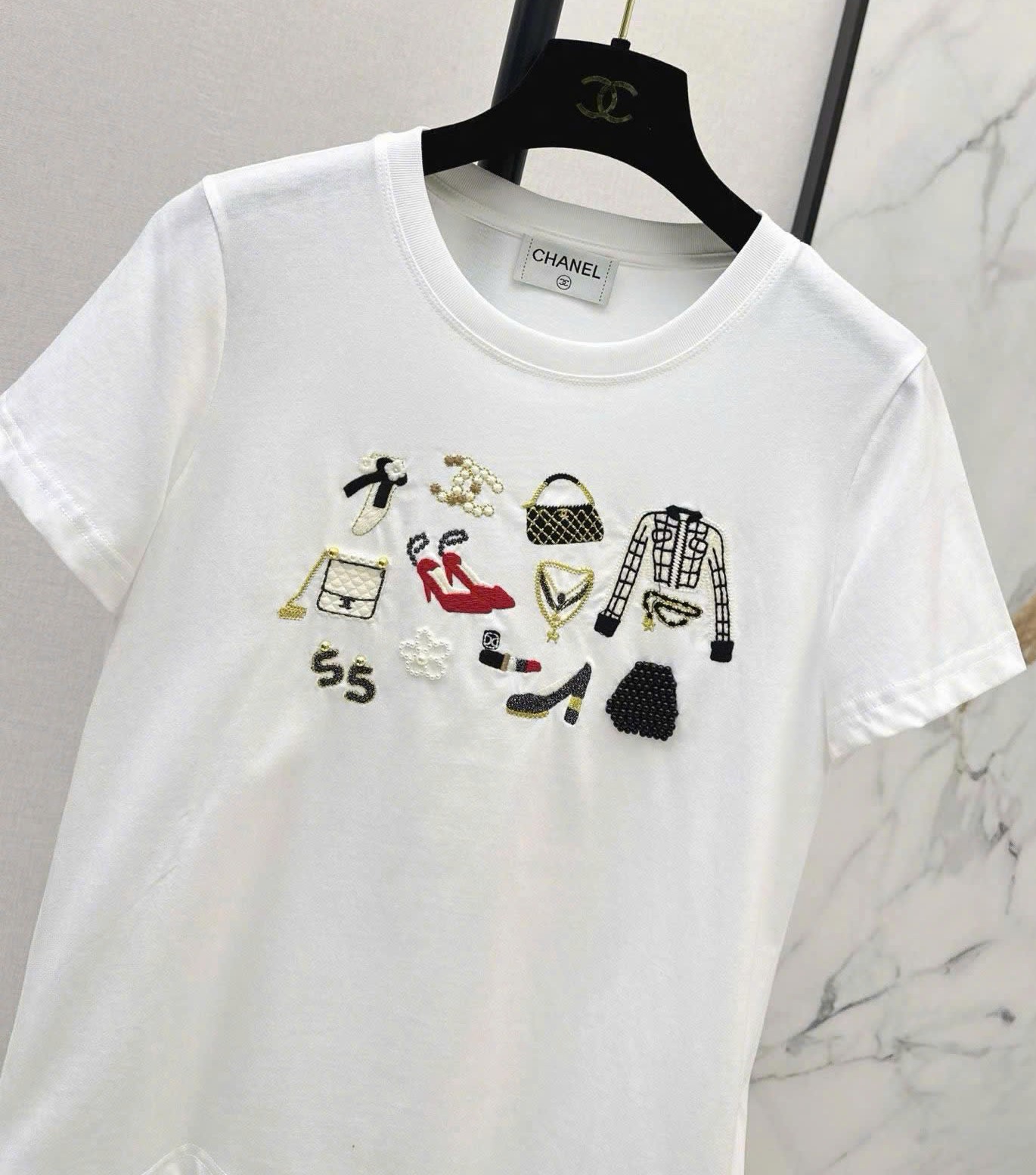 Áo thun nữ thêu nổi họa tiết sticker Chanel 8