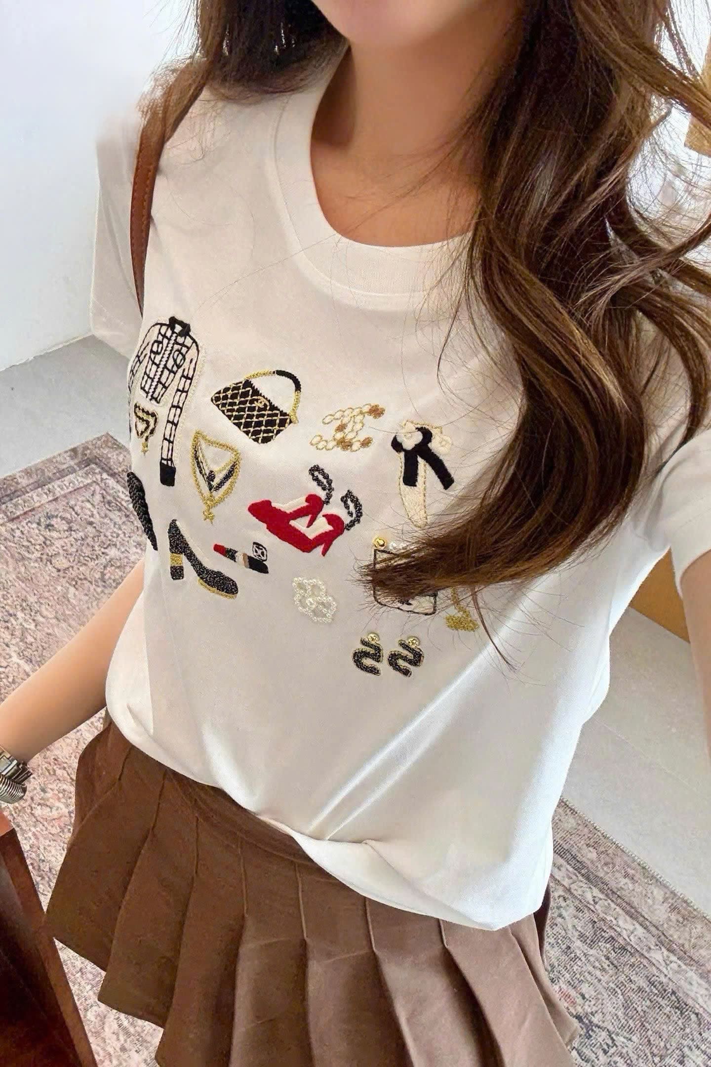 Áo thun nữ thêu nổi họa tiết sticker Chanel 9