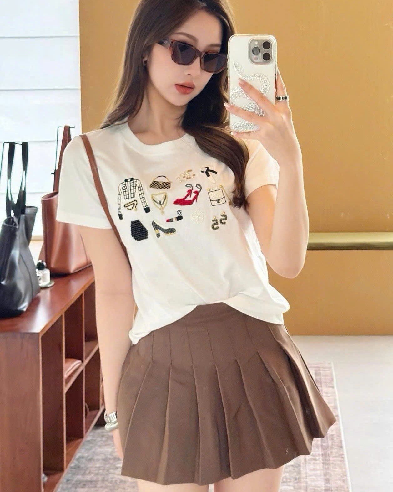 Áo thun nữ thêu nổi họa tiết sticker Chanel 10