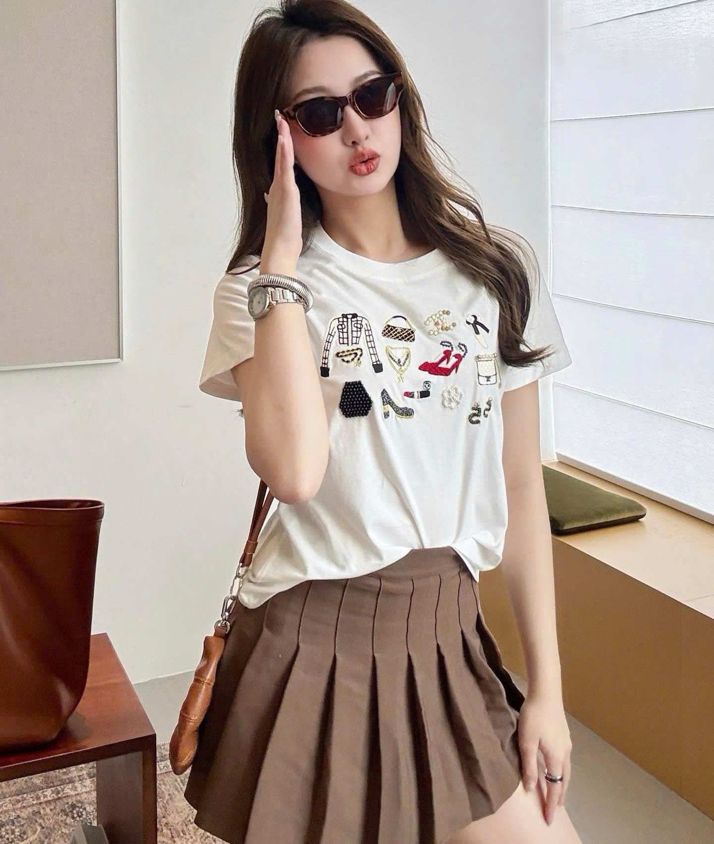 Áo thun nữ thêu nổi họa tiết sticker Chanel 1