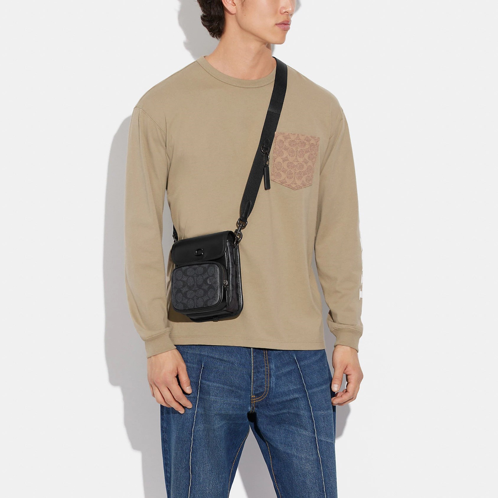 TÚI ĐEO ĐIỆN THOẠI NAM COACH LEE CROSSBODY IN SIGNATURE CANVAS CH710 4
