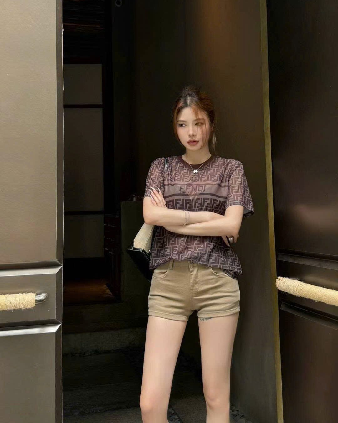 Áo thun nữ màu nâu tay ngắn cổ tròn Fendi 16