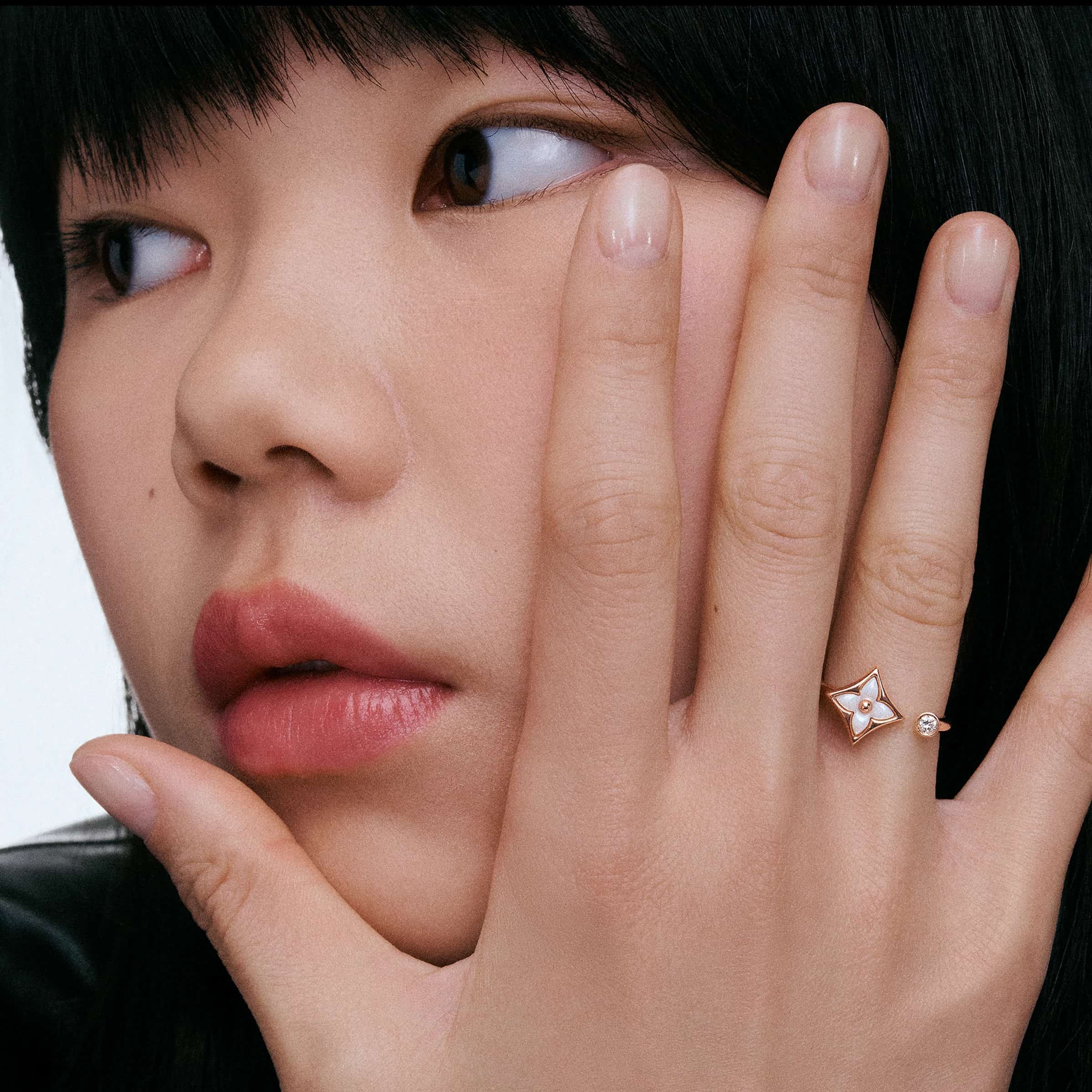 Nhẫn thời trang Louis Vuitton Color Blossom Mini Star Ring White Mother-of-Pearl and Diamond 2