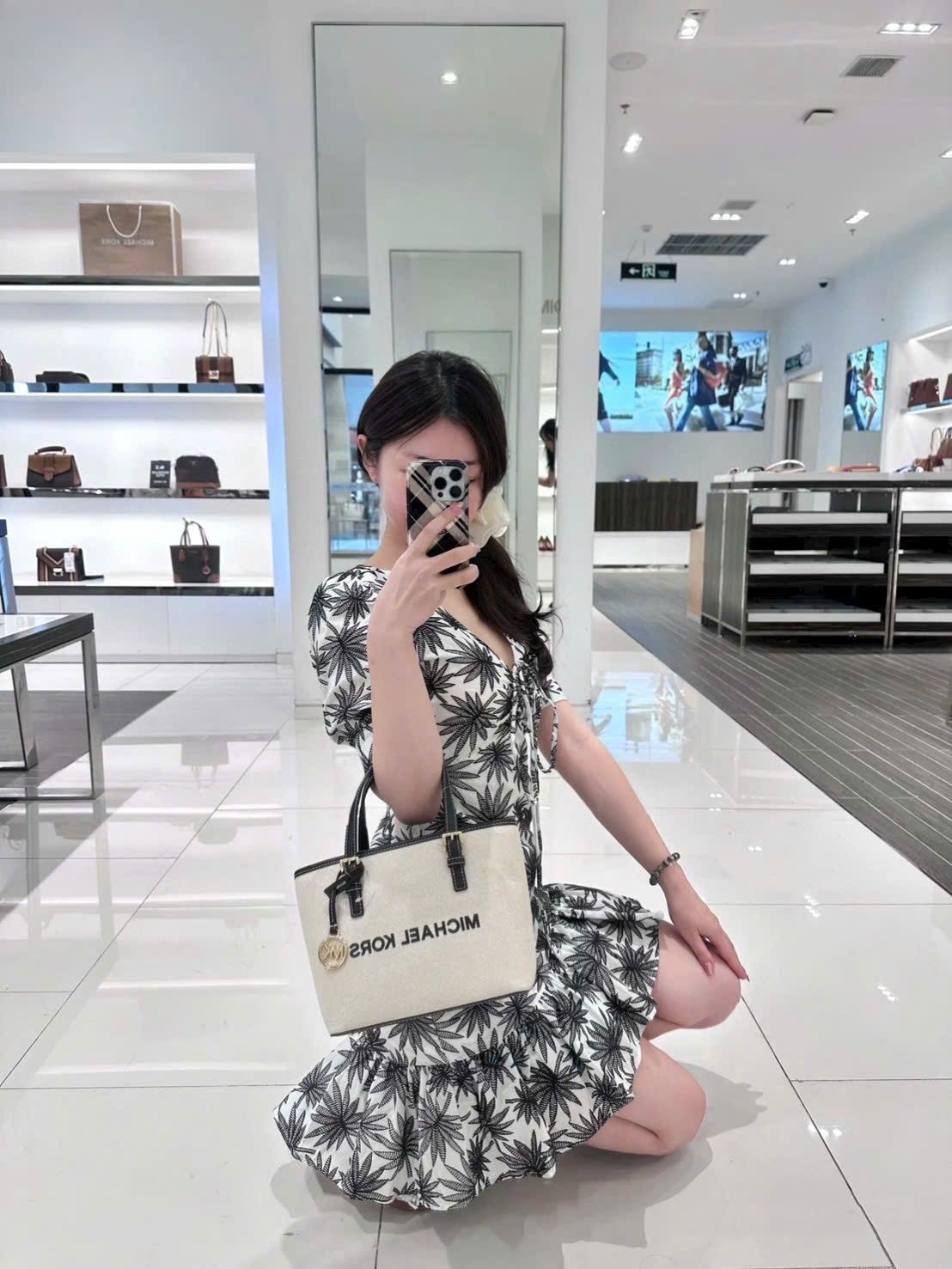 Túi đeo chéo Michael Kors Mini tout-bag Jet Set Travel from the canvas Black 1