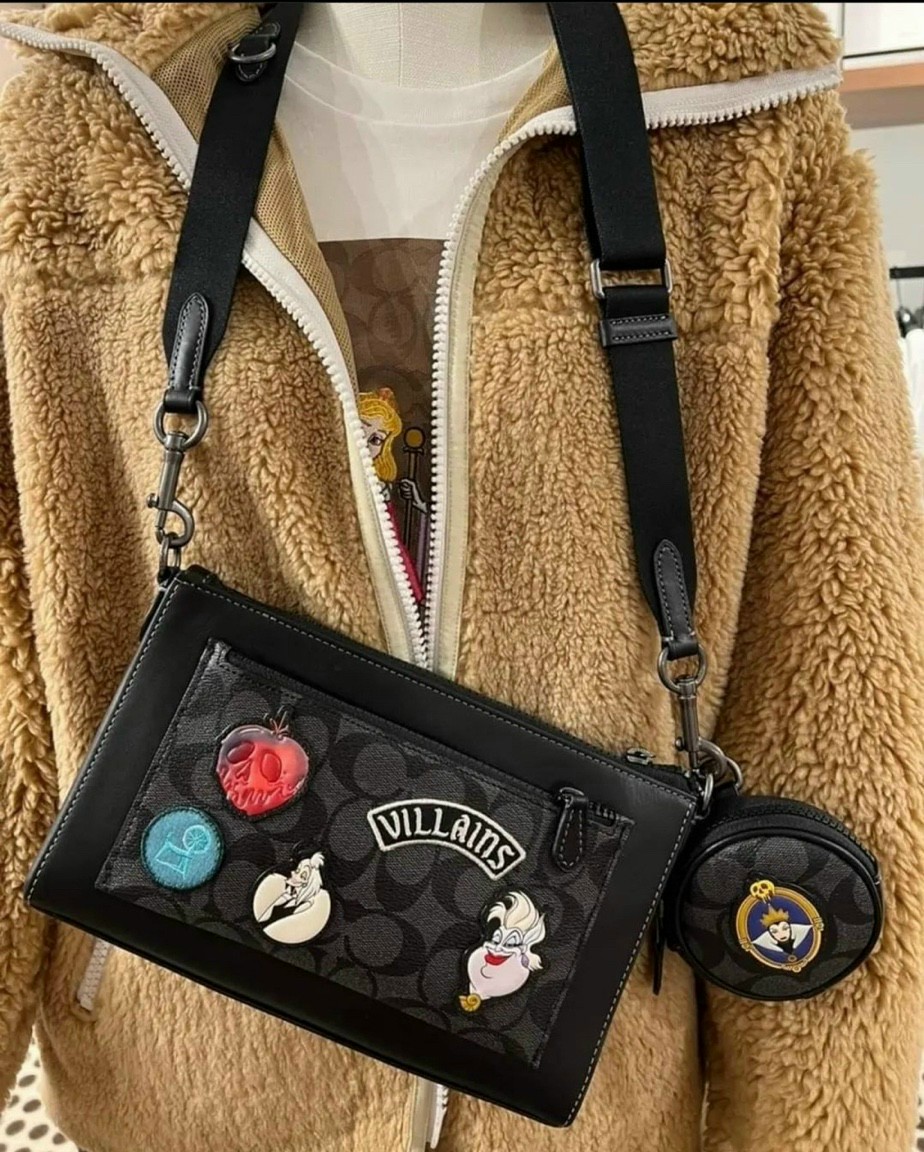 TÚI ĐEO VAI DISNEY X COACH HOLDEN CROSSBODY IN SIGNATURE CANVAS WITH PATCHES CC094 1